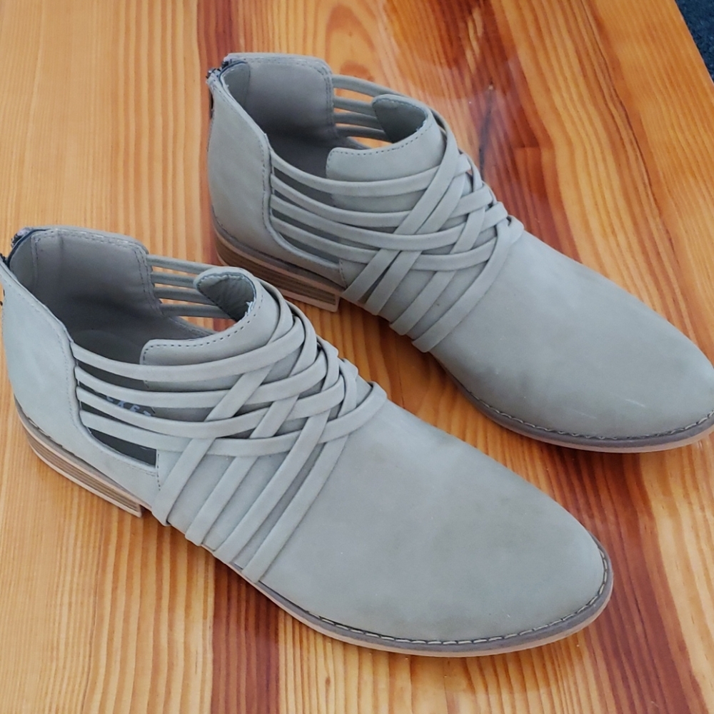 Great spring tan Bootie by Rocket Dog